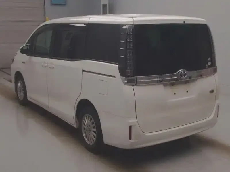 TOYOTA VOXY HYBRID V Image 6