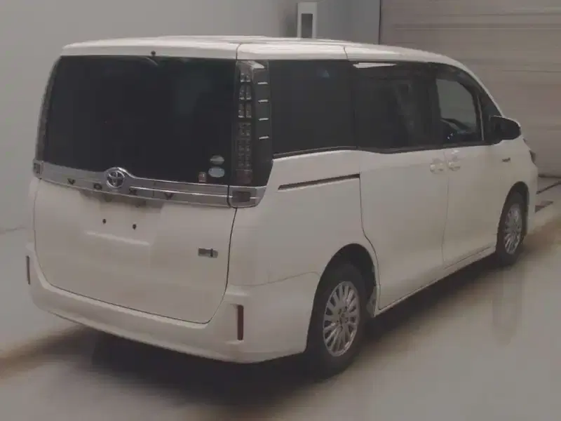 TOYOTA VOXY HYBRID V Image 4