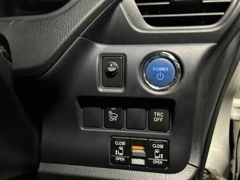 TOYOTA VOXY HYBRID V Image 16