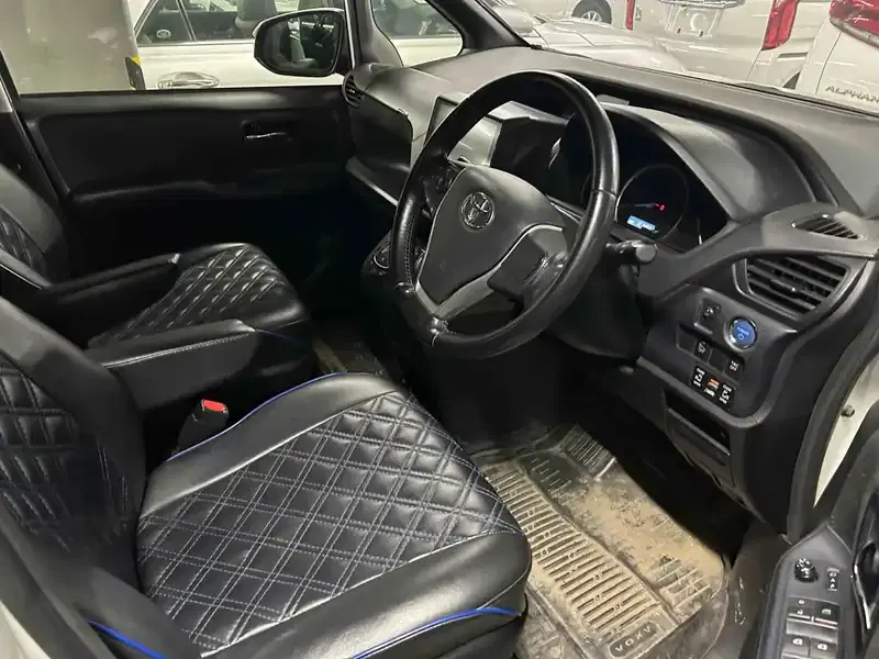 TOYOTA VOXY HYBRID V Image 13