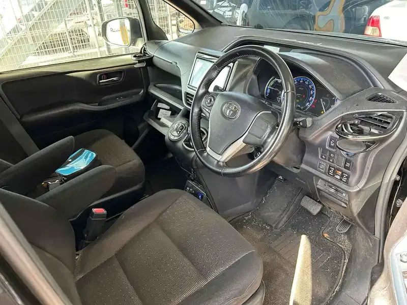 TOYOTA NOAH HYBRID G Image 18
